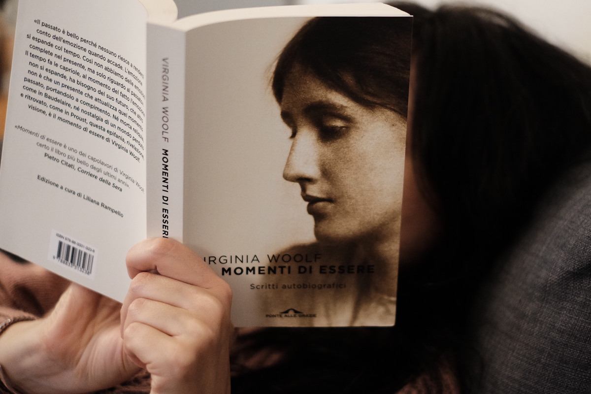 
                Momenti di essere di V. Woolf
                